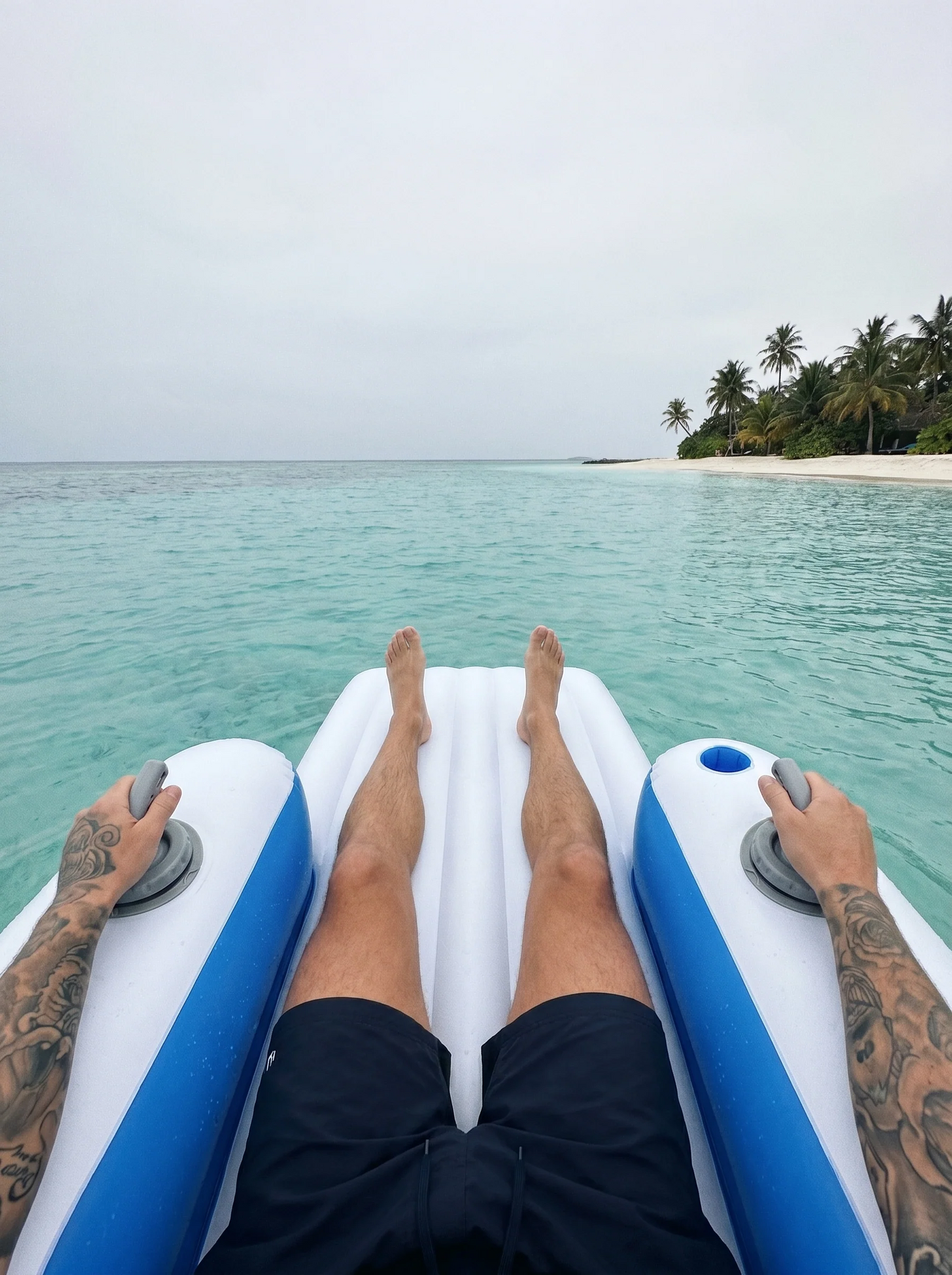 AQUALUXE - INFLATABLE WATER FLOAT